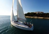 bateau à voile ciel bleu mer voilier pins